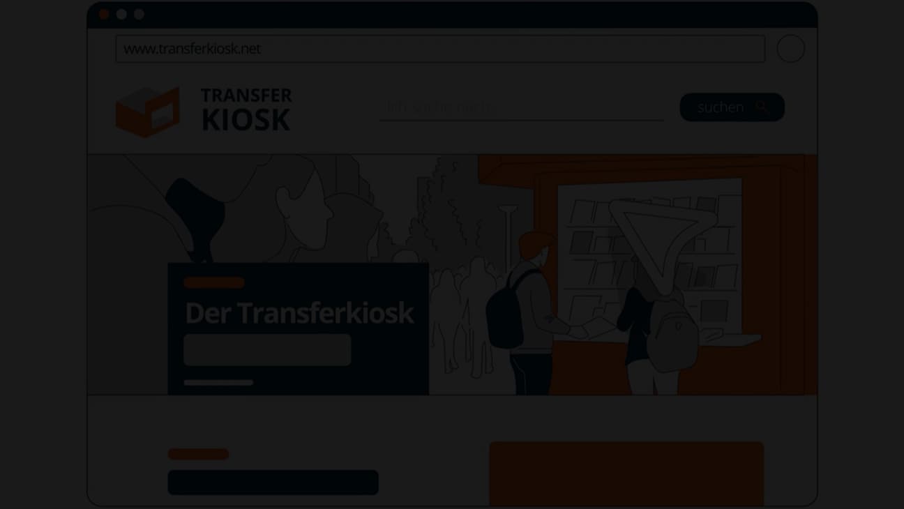 Aktiver Arbeitsplatz mit Computer, zweitem Monitor, Notizzetteln und Stiften